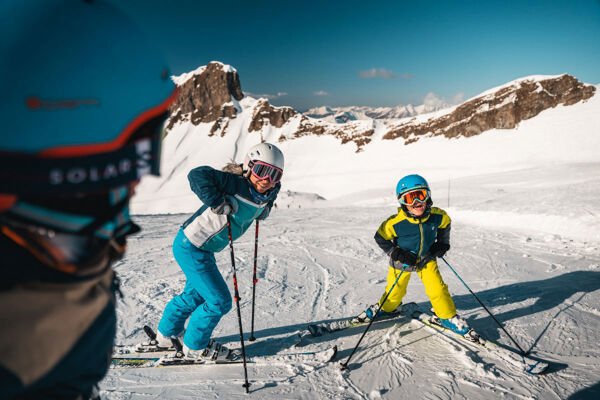 Family skiing in Flaine (image: Mathis Decroux)