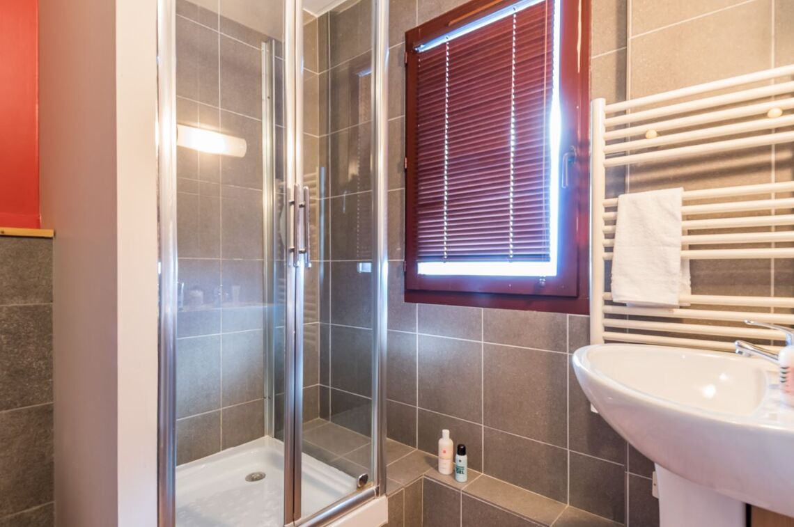 Bathroom with shower Balcons de Bellevarde