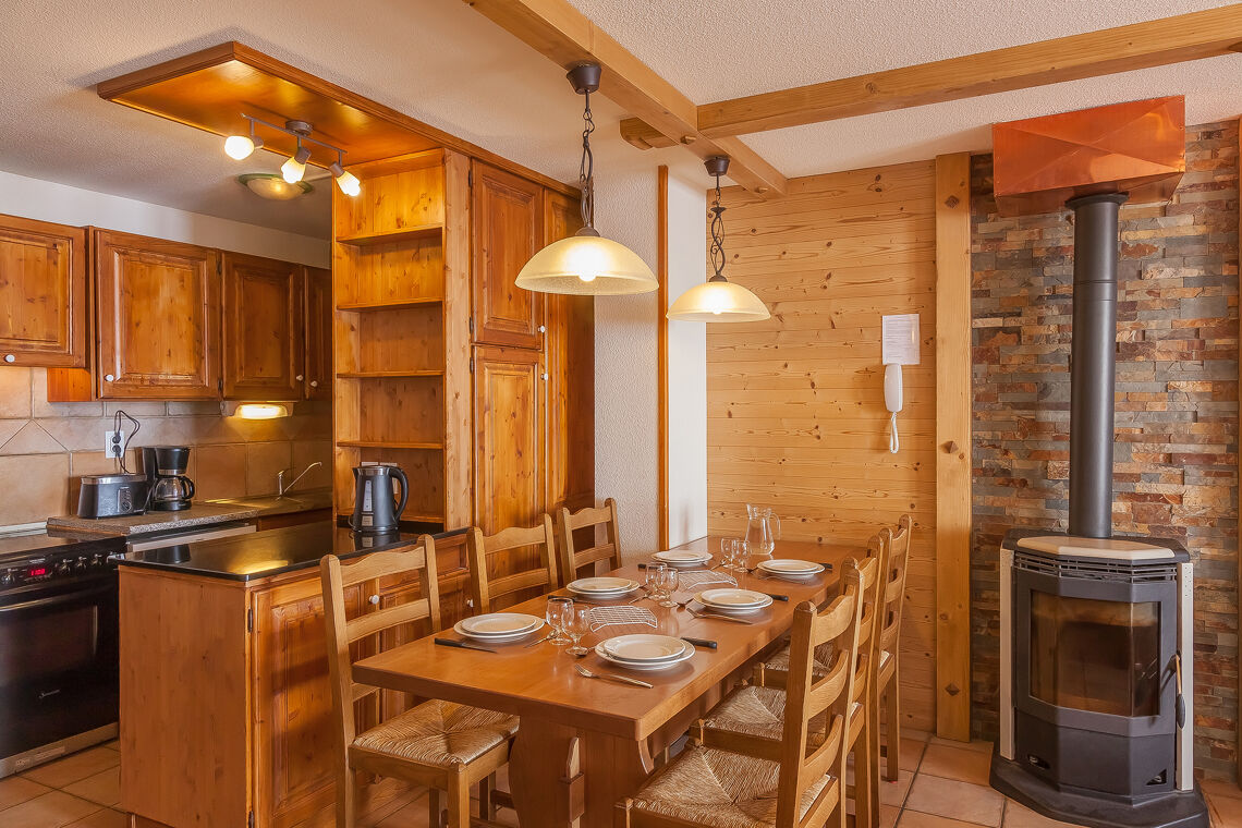 Les Balcons de Val Thorens Kitchen Dining Area