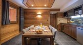 Chalet Altitude dining and kitchen