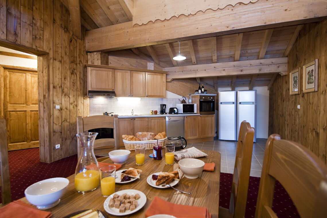 Kitchen and Dining in Chalet Le Refuge La Rosière