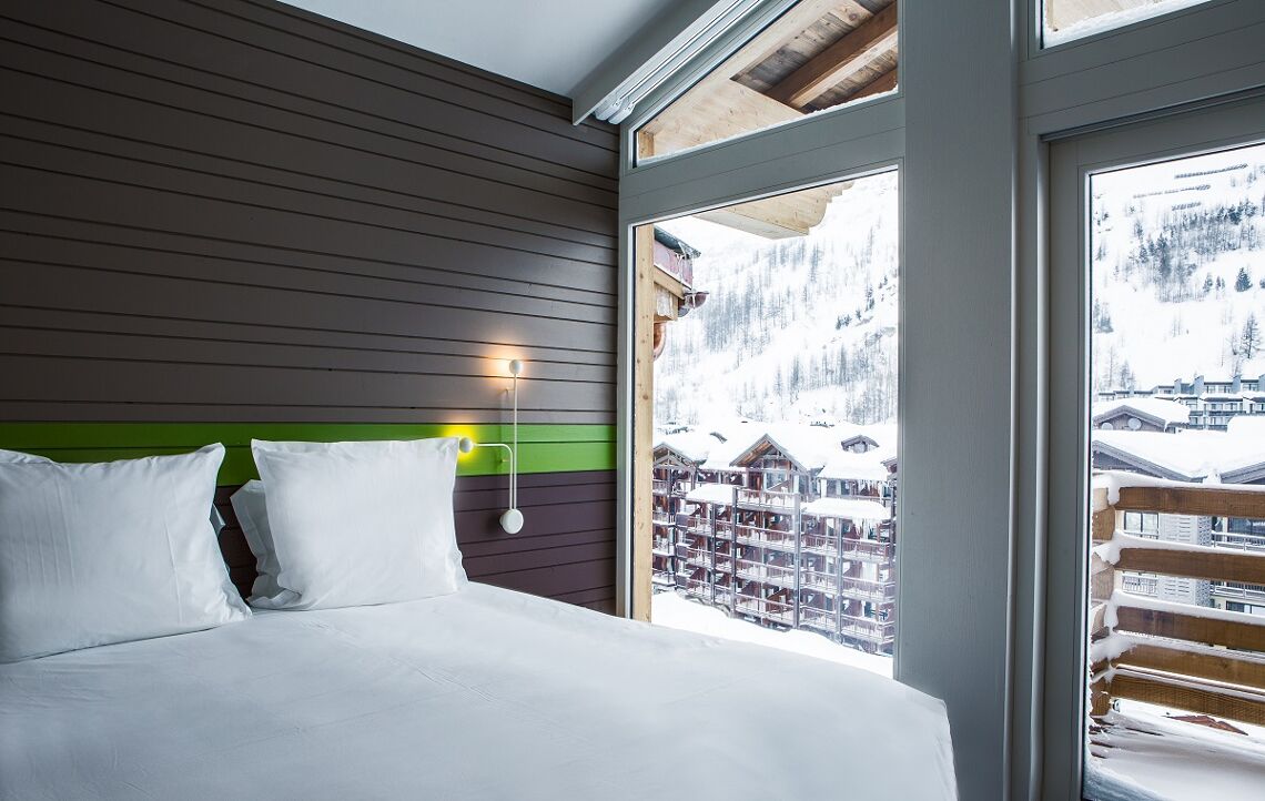 Double bed balcony Suite Room XXL Hotel Ormelune Val d'Isere