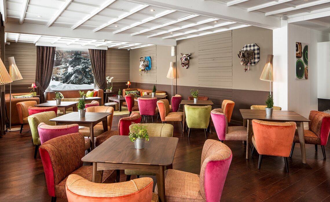 Comfortable bar area tables chairs Hotel Ormelune Val d'Isere