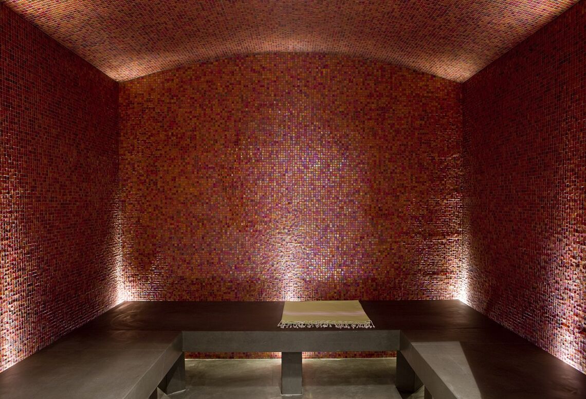 Warm contemporary tiled hammam steam room Hotel Ormelune Val d'Isere