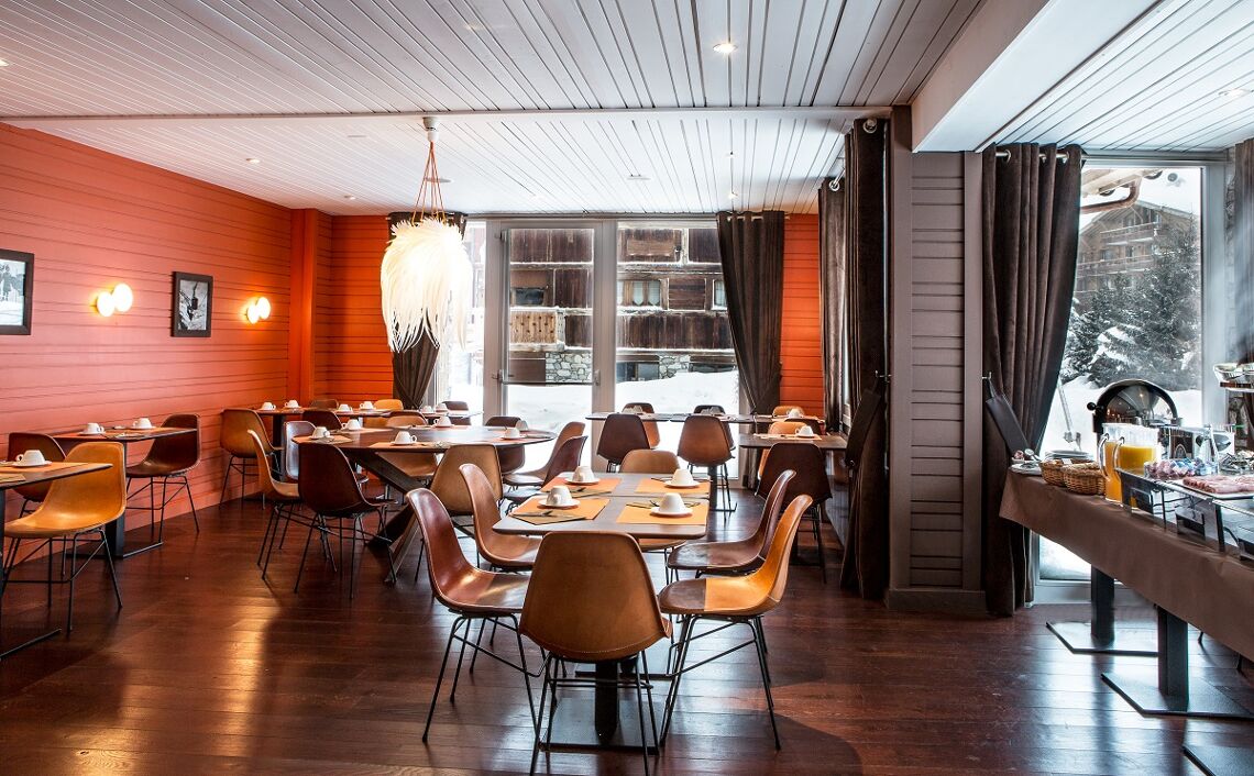 Bright contemporary dining room restaurant Hotel Ormelune Val d'Isere