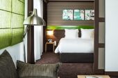 Family room double bed seating area Hotel Ormelune Val d'Isere