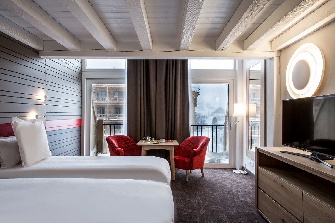 Large mezzanine room spacious view windows Hotel Ormelune Val d'Isere