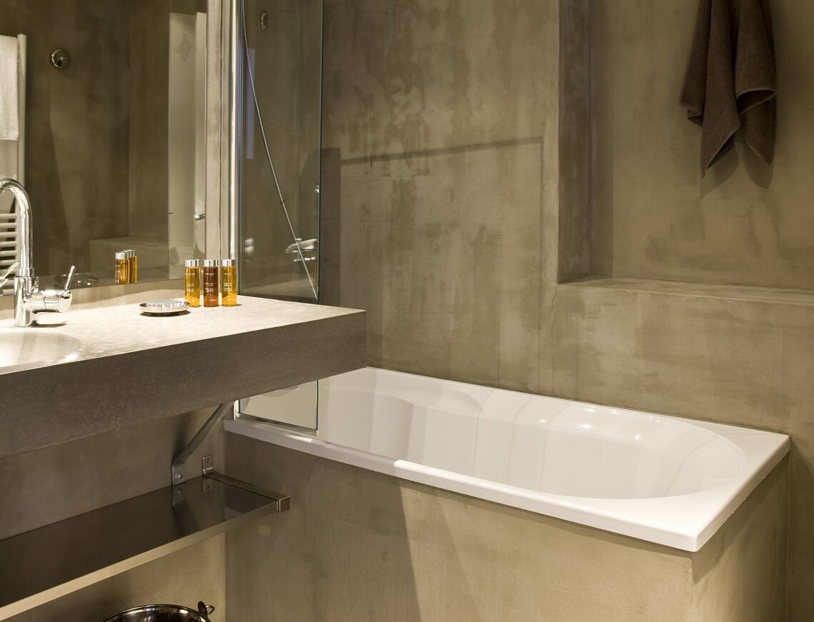 Bathtub modern bathroom with complimentary toiletries towels Hotel Ormelune Val d'Isere