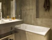 Bathtub modern bathroom with complimentary toiletries towels Hotel Ormelune Val d'Isere