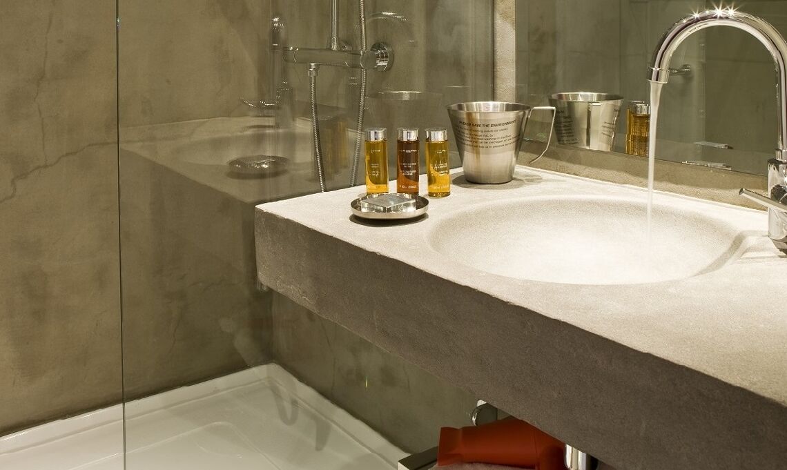 Shower room modern clean towels hairdryer Hotel Ormelune Val d'Isere