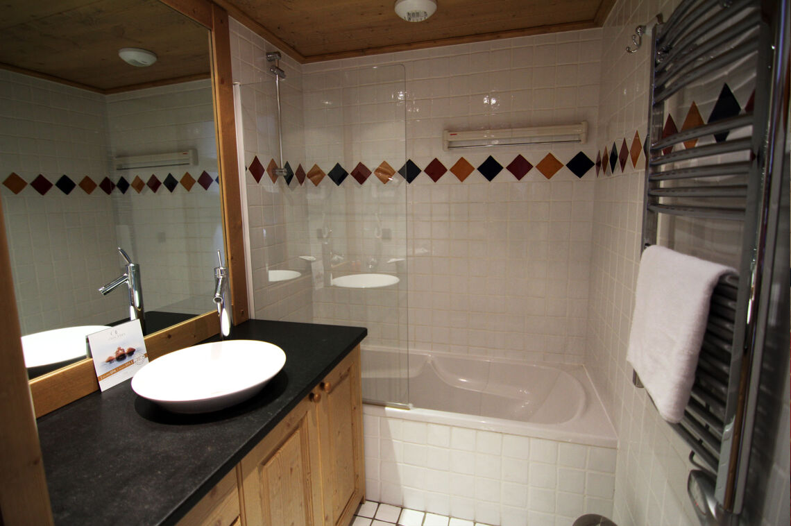 A bathroom at the Ferme du Val Claret