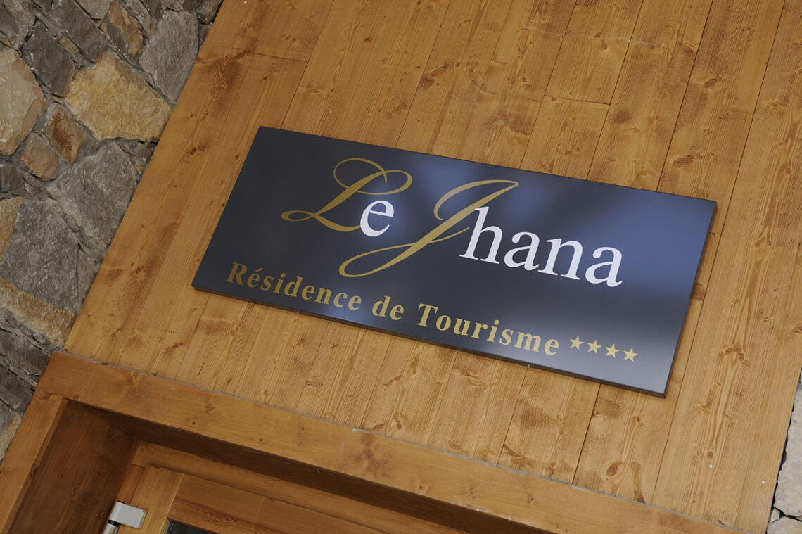 Exterior Signange, Le Jhana