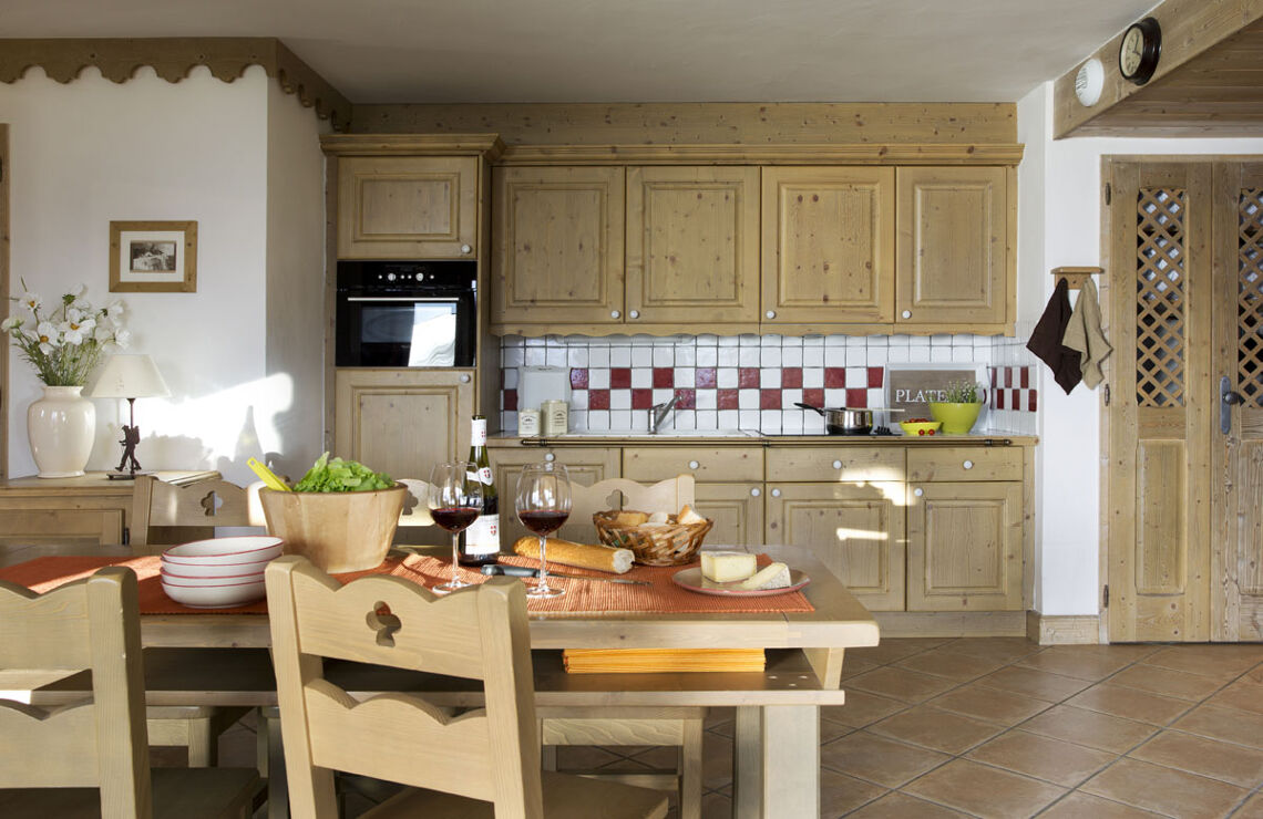 L'Orée des Cimes, dining and kitchen space