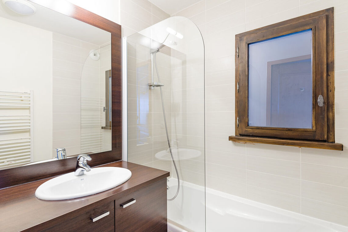 Bathroom in Les Fermes Emiguy - Les Gets
