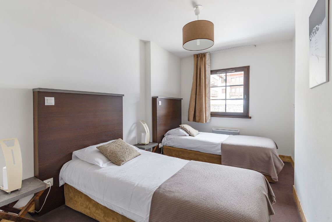 Emiguy twin bedroom