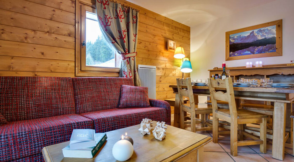 Le Hameau du Beaufortain living room and dining area