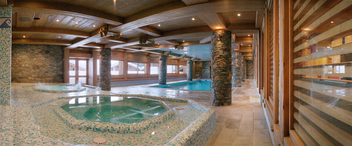 Swimming pool & jacuzzi at Hameau du Beaufortain