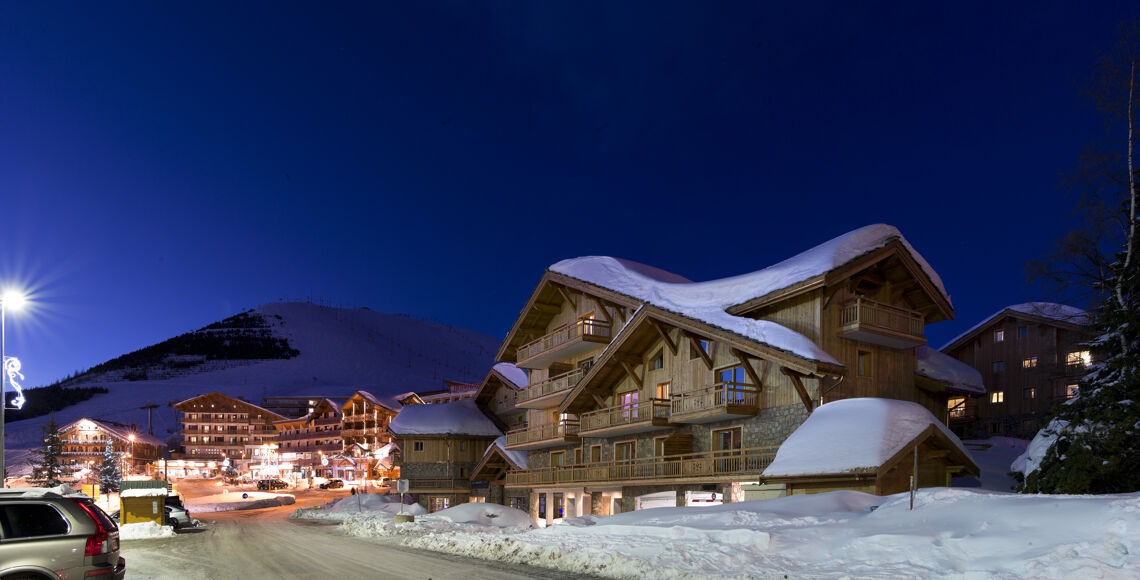 Le Cristal de L'Alpe at night
