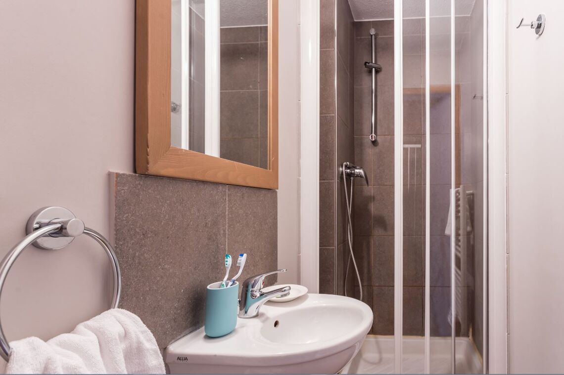 Bathroom with shower L'Ours Blanc
