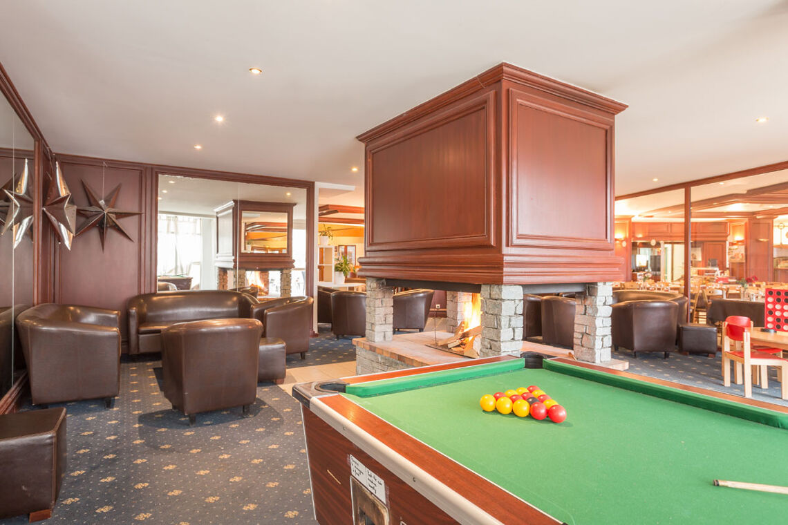 Communal Lounge Fireplace Pool Table Les Bergers Alpe d'Huez
