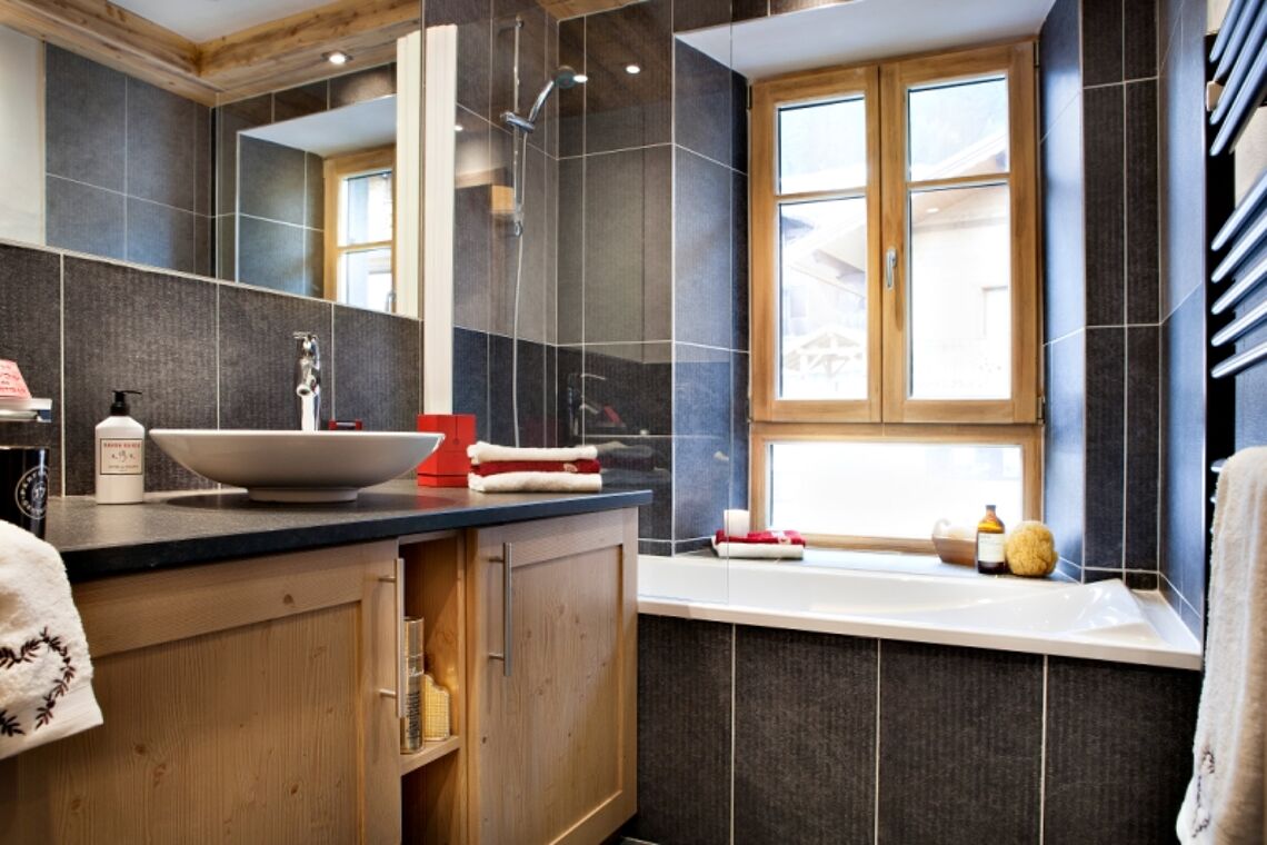 An example of a bathroom - Le Lodge Hemera - La Rosiere - France 