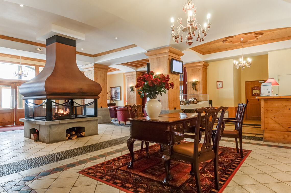 Le Village 1950 reception and lobby - Fire