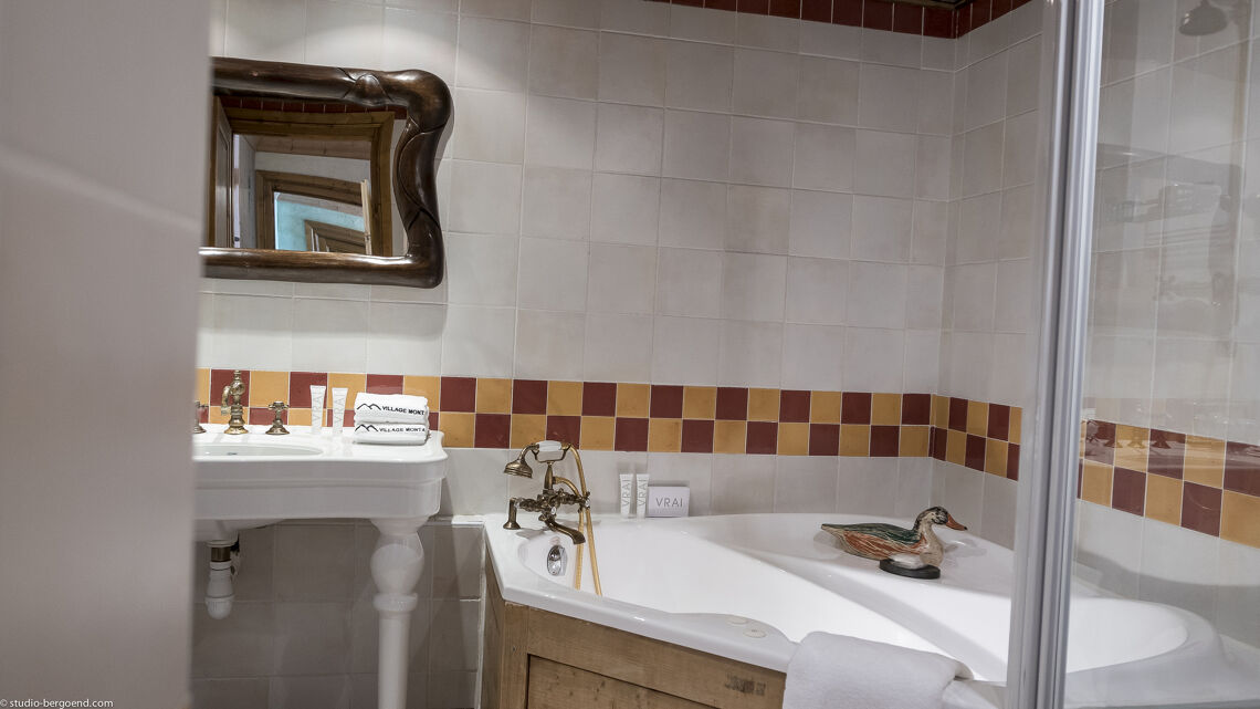 Bathroom of a duplux suite at Les Suites du Montana