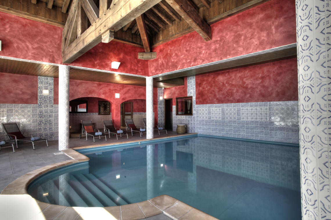 Swimming pool at Hotel les Suites du Montana