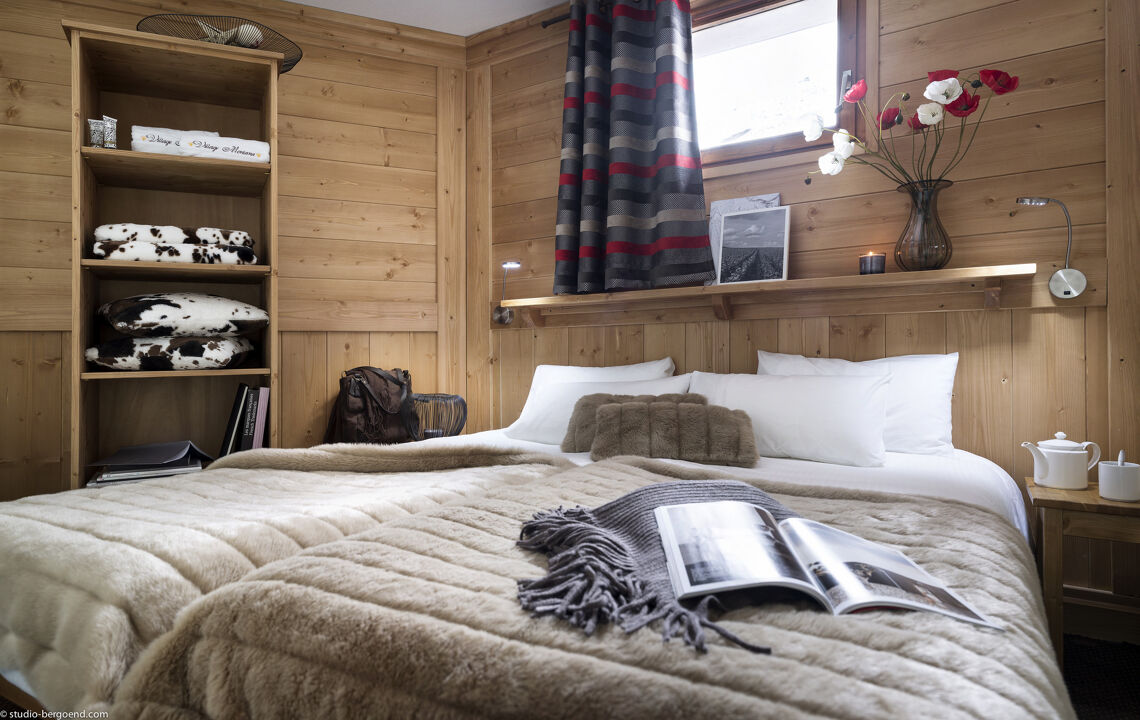 Bedroom with fur throws in 6 person fireplace apartment Residence Village Montana Val Thorens