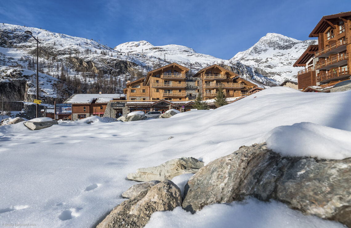 Kalinda - Exterior - Snowy - Rocky