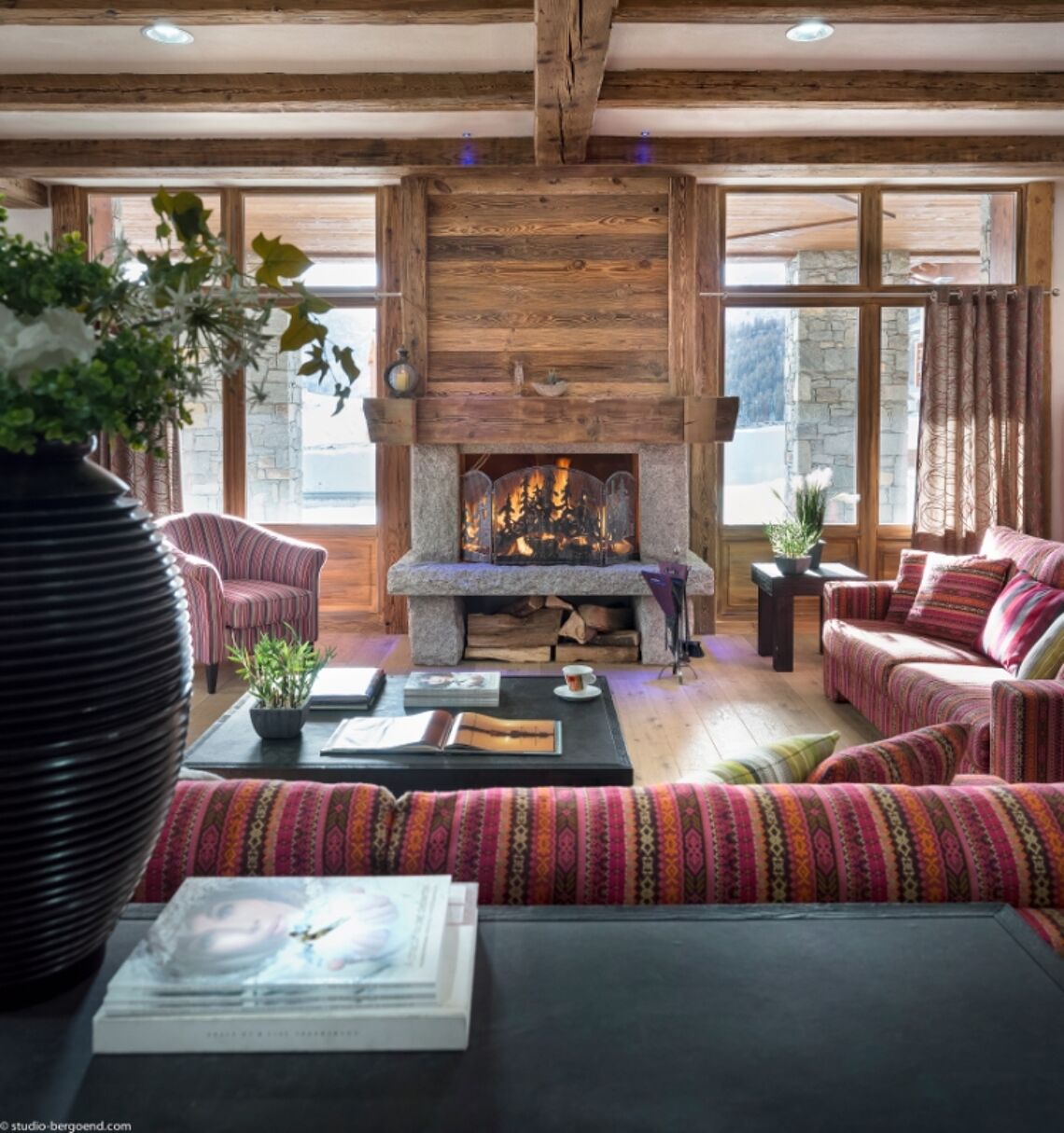 Residence Kalinda Fireplace and Lounge
