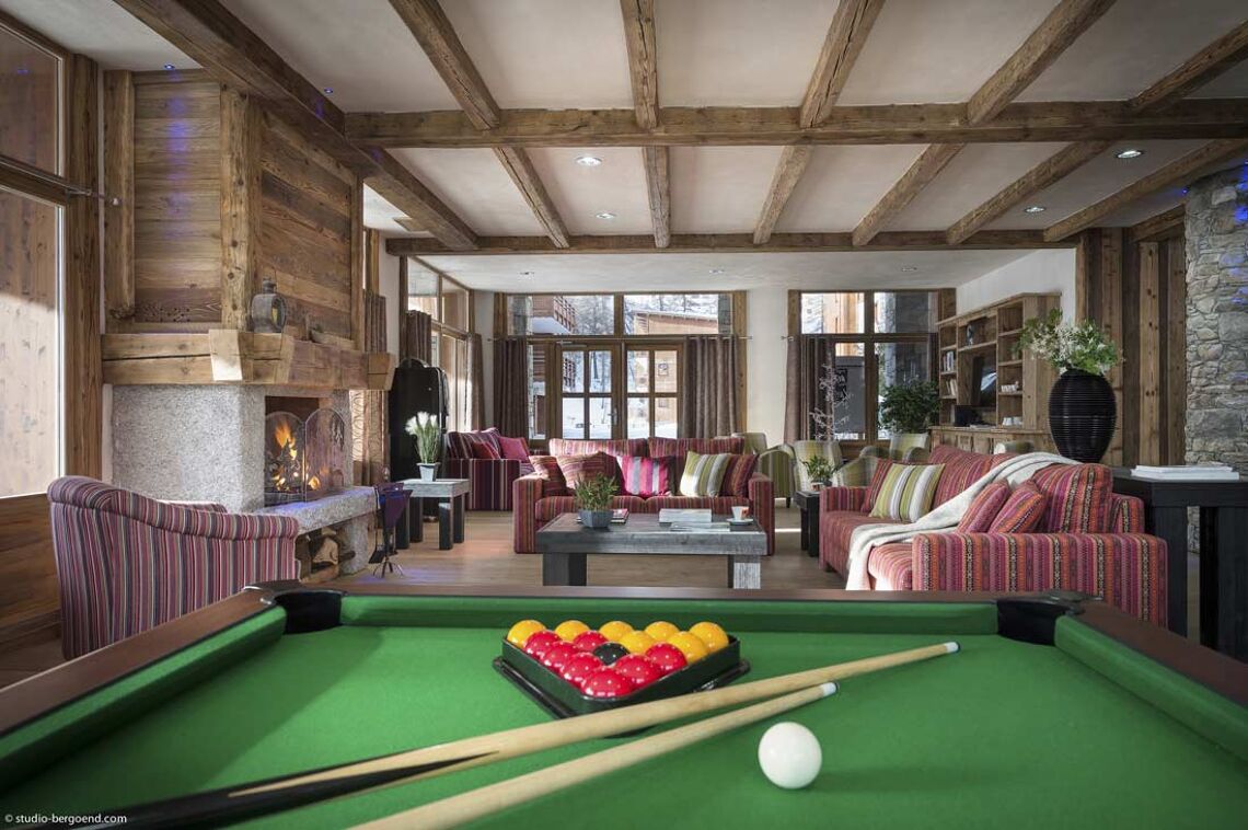 Residence Kalinda Pool Table