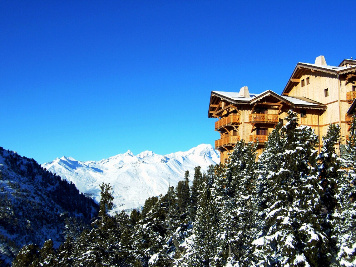 Exterior of Chalet de l'Ours - Blue Skies - White Mountains