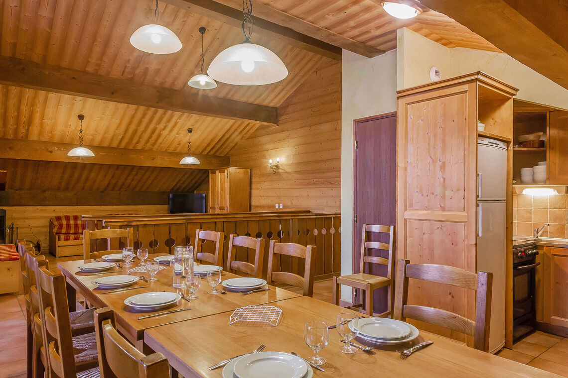 Les Balcons de la Rosiere - large dining table
