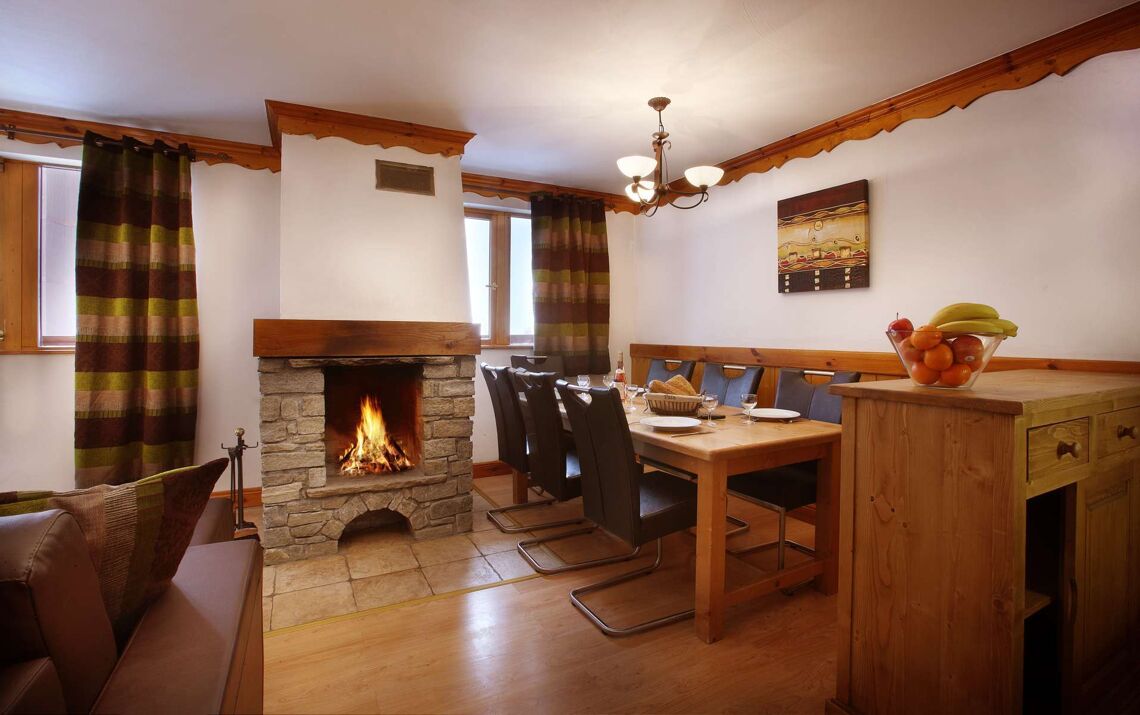 Dining room and Fireplace in Oz en Oisans