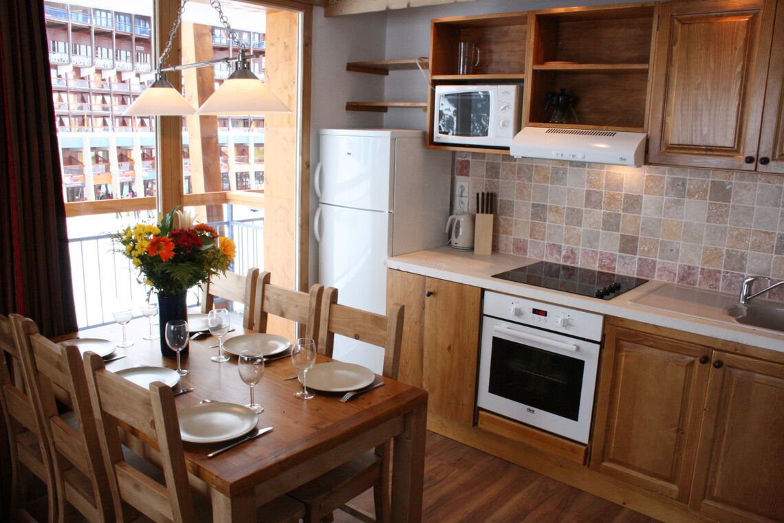 Cime des Arcs kitchen and dining table