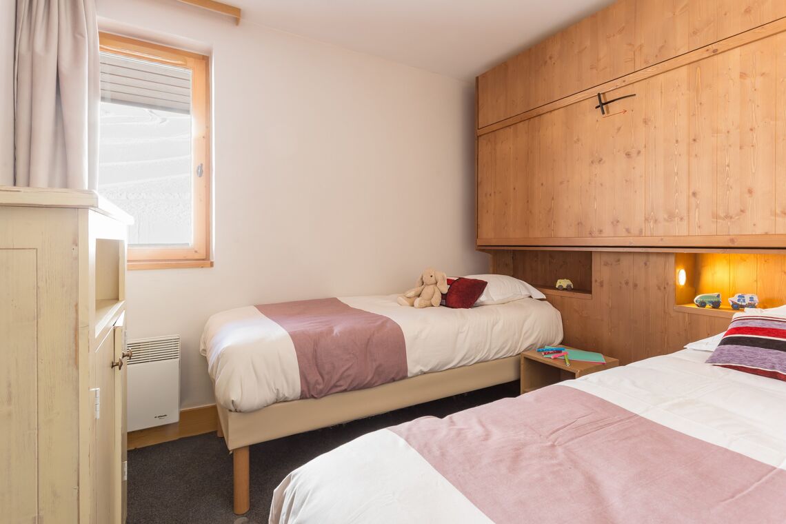 Twin bedroom at Les Nereides P&V