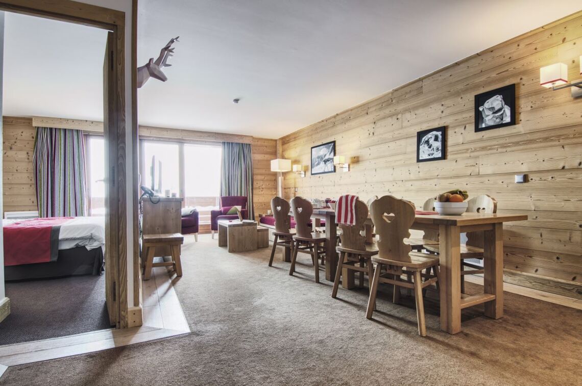 Dining area chalets du forum
