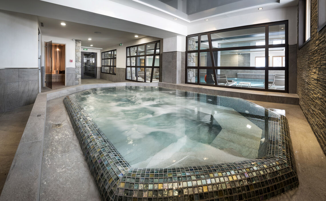 Jacuzzi at MGM Le Roc des Tours