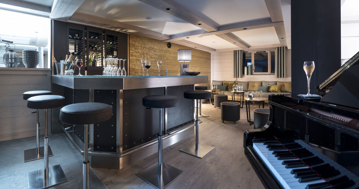 Piano bar at MGM Le Roc des Tours