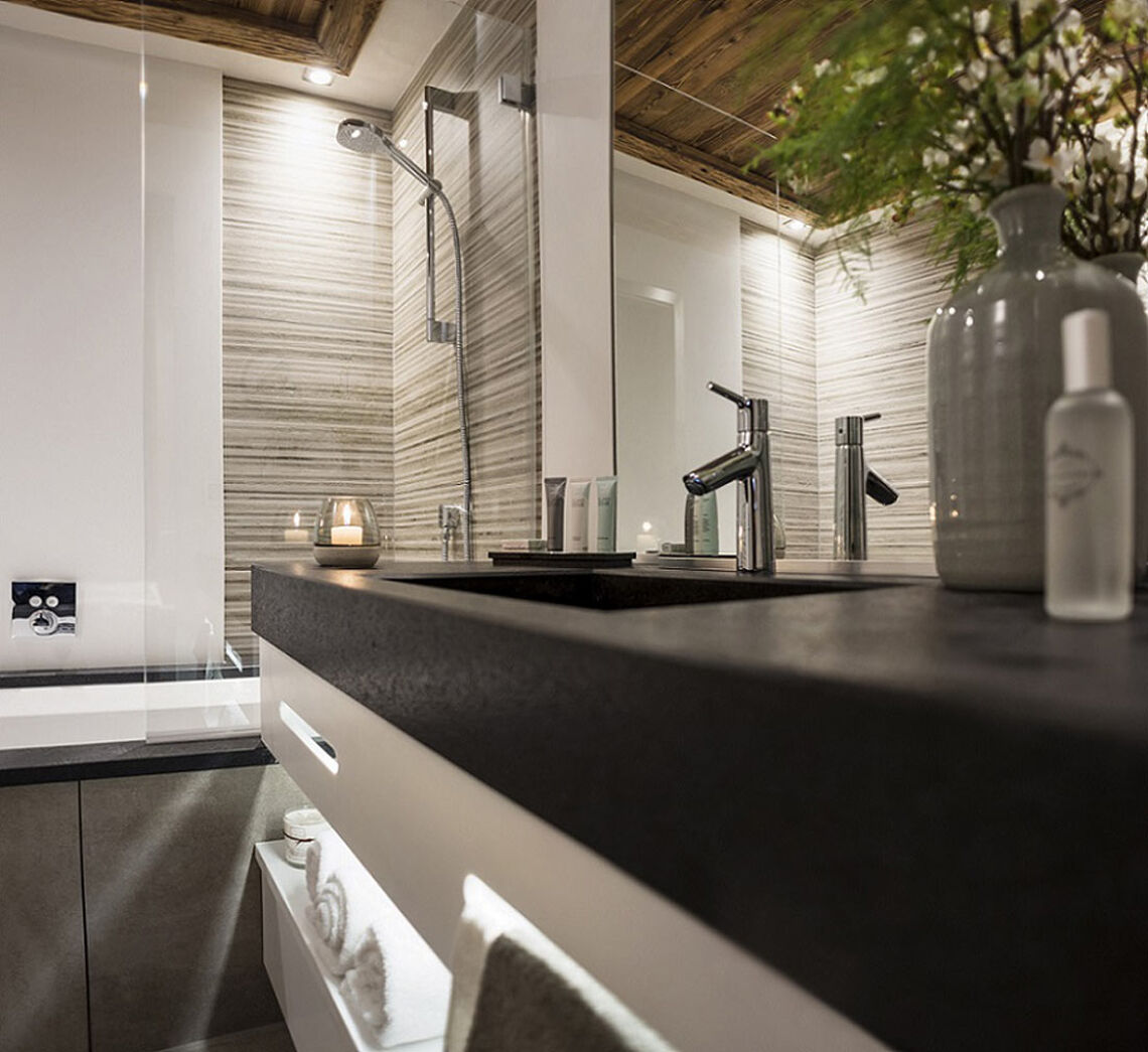 A bathroom at Le Cristal de Jade Chamonix