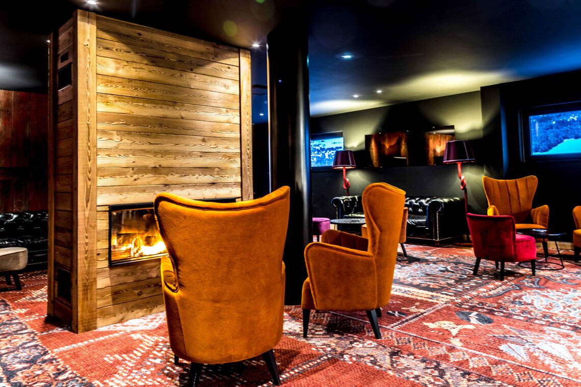 Daria-I Nor Bar Lounge with Fireplace