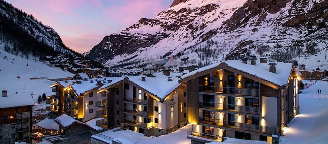 Chalet Izia exterior with sunset