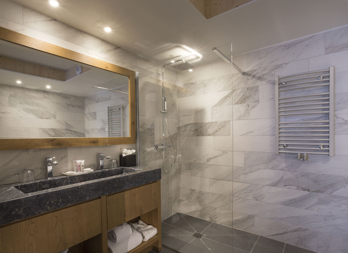 Alparena Junior Suite bathroom