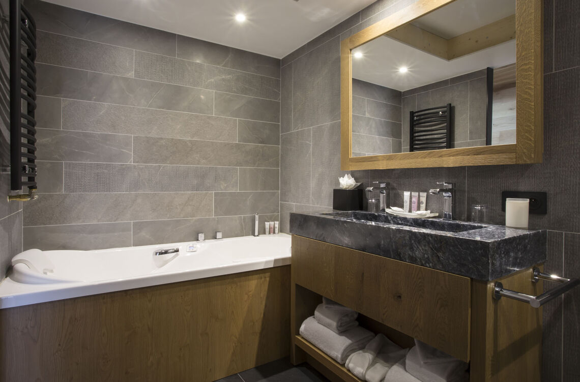 Alparena superior suite bathroom