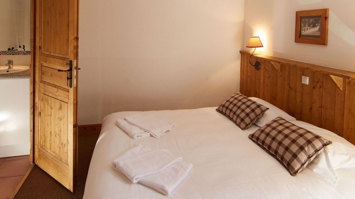 Chalets du Soleil traditional bedroom