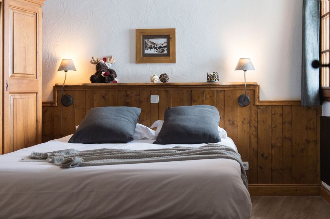 Chalets du Soleil traditional bedroom