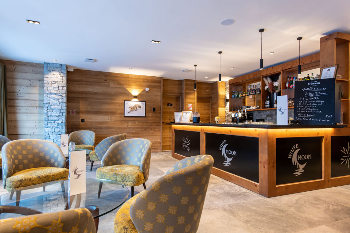 White Pearl Lodge - White Moon Lounge Bar