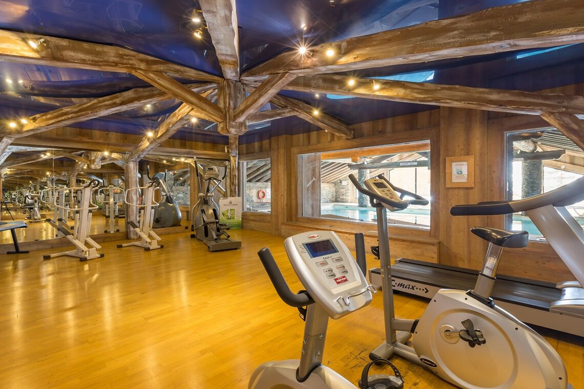 Gym fitness suite overlooking pool Les Alpages de Reberty P&V Les Menuires