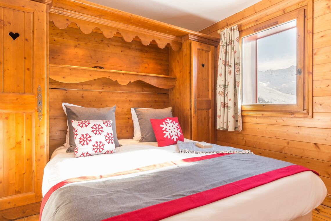 Double bed Alpine wooden rustic comfortable Les Alpages des Reberty Les Menuires
